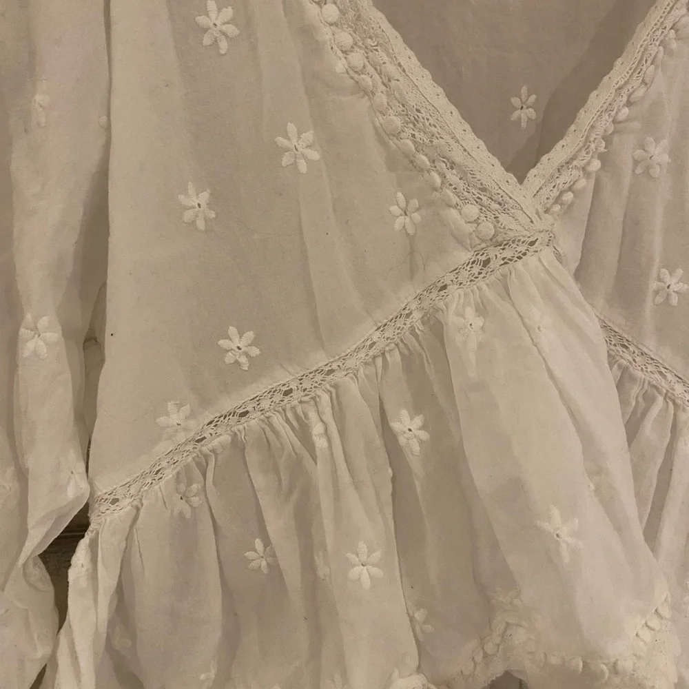 ๐ฉSOLD- Artizia - Sunday Best - white embroidered boho Blouse. - Picture 4 of 11